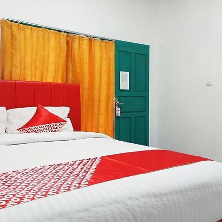 Oyo 2611 Hotel Krui Syariah Kültér fotó